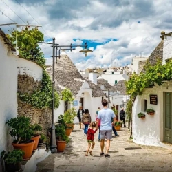 意大利藏着个“蘑菇村” 比爱琴海的白房子还美！