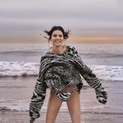 肯豆Kendall Jenner海滩度假封面 种草渐变色卫衣