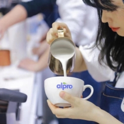 本土精品咖啡品牌Seesaw成为中国咖啡名片 ，首创植物基燕麦奶盖带来业绩狂飙