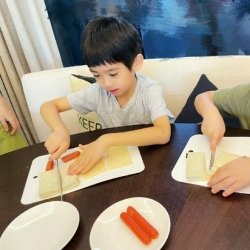 <b>林志颖分享双胞胎儿子做美食照片 好可爱</b>