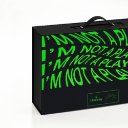 轩尼诗破界联动时尚潮牌AFGK推出联名胶囊系列限量礼盒