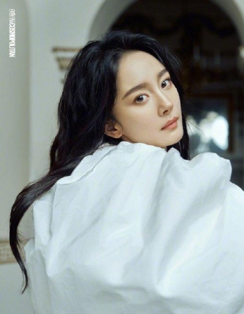 杨幂穿刺绣上衣帅气迷人 着白色长裙化身古堡女神