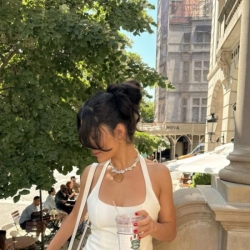 鲜花盛放的春夏交接之际，穿搭也要“花里胡哨”