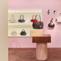 携品牌代言人陈都灵，乙颂启幕淮海中路旗舰店